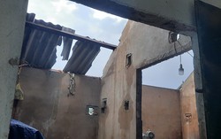 Hà Tĩnh: Lốc xoáy trong đêm, cuốn phăng hàng chục mái nhà của người dân