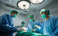 Cô gái 29 tuổi phát hiện mắc ung thư từ 1 nốt ruồi trên đỉnh đầu