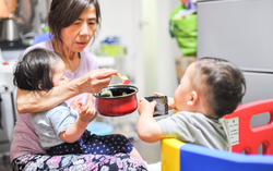 Phàn nàn ông bà chăm cháu không tốt, mẹ hối hận sau khi nghe câu chuyện từ hàng xóm