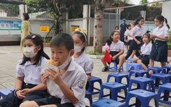 Nhiều phụ huynh nán lại dõi theo con từ xa trong lễ khai giảng năm học mới