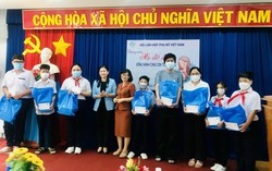 Đồng Nai: 20 học sinh mồ côi có hoàn cảnh khó khăn nhận quà từ Chương trình "Mẹ đỡ đầu" và Đồng hành cùng con tới trường 