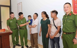 Bàn giao cháu bé 2 tuổi bị mẹ bán cho người bố nuôi dưỡng