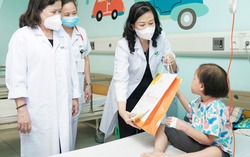 Quyền Bộ trưởng Bộ Y tế thăm và tặng quà bệnh nhi ung thư