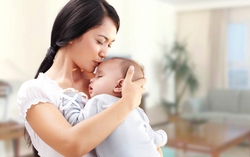 Thấy bát cơm ăn dở của chị gái, tôi nghẹn lòng, đòi bế con về