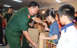 Gần 2.000 trẻ em ở biên giới, hải đảo nhận quà và học bổng từ chương trình “Trung thu cho em”