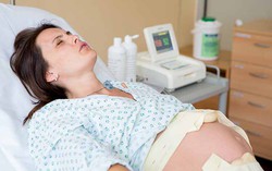 Đang cơn đau chuyển dạ, chồng nói một câu làm tôi chết lặng