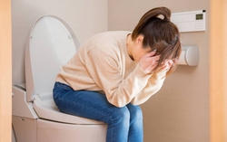 Cô gái bị nhiễm trùng đường tiết niệu vì tư thế đi tiểu tưởng sạch hóa bẩn