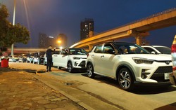 Xin nghỉ làm, thức trắng đêm chờ đăng kiểm ô tô ở Hà Nội
