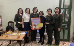 Ban phụ nữ công an thăm, tặng quà Tết cho con đỡ đầu và cán bộ, hội viên khó khăn