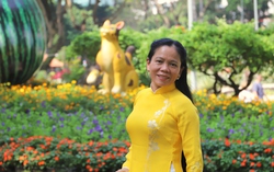 Người dân thích thú chụp ảnh bên tượng Mèo trong Hội hoa xuân Tao Đàn 