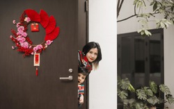 Hai mẹ con khéo tay làm vòng hoa Tết đón may mắn vào nhà ngày mùng 1 Tết