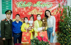 Người đẹp Miss World Vietnam tặng quà Tết cho bệnh nhân nghèo 