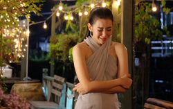 Nắm bàn tay của mẹ, tôi bất lực òa khóc nức nở
