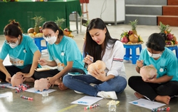 Kim Duyên dùng tiền thưởng Á hậu mua quà Tết tặng người dân Cần Thơ