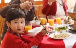 Ngày Tết đưa con tham gia tiệc, cha mẹ lưu ý 15 quy tắc để tránh bị “muối mặt”