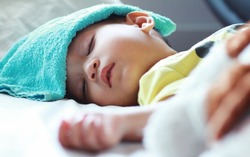 Nguyên nhân và cách chăm sóc trẻ bị sốt, chân tay lạnh đầu nóng