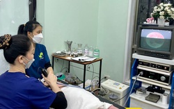 Viêm tai giữa có thể gây thủng màng nhĩ hoặc viêm xương chũm