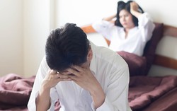 Tôi nhắc đến chuyện về nhà nội ăn Tết, chồng gắt gỏng, ôm gối ra ngủ riêng