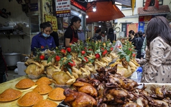 Người dân Thủ đô chen chân mua đồ cúng ở "chợ nhà giàu" ngày 30 Tết