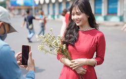 Người dân TPHCM tận hưởng thời tiết đẹp ngày đầu tiên năm Quý Mão
