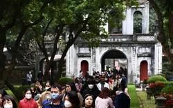 Người dân đổ về Văn Miếu - Quốc Tử Giám xin chữ đầu năm