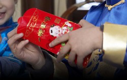 "Bác mừng tuổi cho cả 2 em cháu ở nhà nhé!" – Câu nói của con khiến tôi lặng người vì xấu hổ