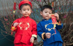 "Sao lì xì của cậu lại nhiều hơn của tớ nhỉ?" – Câu nói của con khiến tôi muốn độn thổ