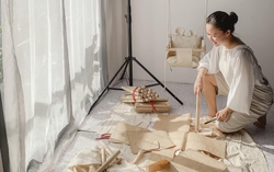 Mẹ khéo tay thiết kế chiếc xích đu vải tặng con