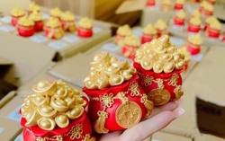 Ngày vía Thần Tài: Lì xì mạ vàng 24k tài lộc, tháp tỏi, hũ muối, gạo vàng... đắt khách mua