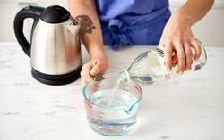 Dùng ấm điện đun nước bao lâu cần phải làm sạch cặn?