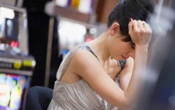 Đứng ngồi không yên khi biết tình cảnh bi đát của chồng cũ