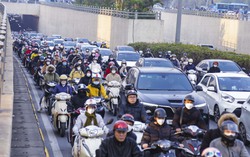 Đường phố Hà Nội ùn tắc, người dân chật vật đi làm trong ngày đầu tuần năm mới
