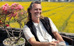 Bố cho con nghỉ học, dẫn đi chu du hàng chục quốc gia, hé lộ cách nuôi dạy đáng nể