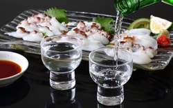 Đều là biểu tượng ẩm thực, tại sao rượu sake và sushi thường không đi cặp với nhau tại Nhật?