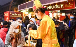 Ngày vía Thần Tài: Người dân xếp hàng từ rạng sáng, giá vàng trong nước lao dốc