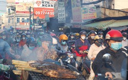 Phố cá lóc nướng ở TPHCM đông nghẹt ngày vía Thần Tài, tiểu thương phấn khởi vì "hốt bạc"