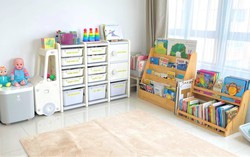 Bé 18 tháng tuổi phân loại đồ chơi gọn gàng nhờ quy tắc sắp xếp phòng của mẹ
