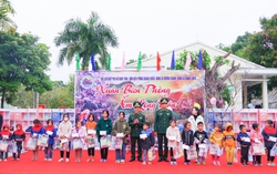Thanh Hóa: "Xuân Biên phòng - Ấm lòng dân bản” tặng quà phụ nữ và trẻ em nghèo