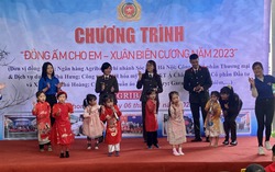 Phụ nữ Trường Cao đẳng An ninh nhân dân I mang đông ấm đến với trẻ em vùng cao