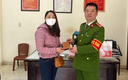 Người phụ nữ nhận lại tài sản bị thất lạc khi đi Countdown 2023 