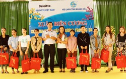 Chương trình “Xuân ấm áp - Tết sẻ chia” tặng 100 phần quà cho chị em có thân nhân công tác tại Trường Sa