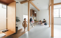 Gia đình có 3 con nhỏ sống thoải mái trong ngôi nhà phố chật hẹp nhờ thiết kế thông minh