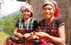 Gỡ khó cho phụ nữ dân tộc trong việc duy trì, phát triển sản phẩm truyền thống