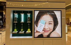 CEO LÊ VÂN ANH  gương mặt đại diện nhãn hàng tại TTTM Lotte Suwon, Hàn Quốc