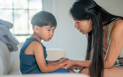 Nhà trị liệu tâm lý chia sẻ 5 cụm từ cha mẹ không bao giờ nên nói với con