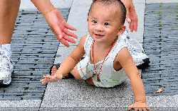 Trẻ bị ngã khi đi lại, nếu vượt qua độ tuổi này thì mẹ nên cảnh giác