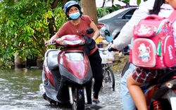 Đường phố TP.HCM ngập lênh láng do triều cường đạt đỉnh