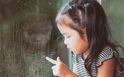 Khi con gặp chuyện, cha mẹ thờ ơ, thiếu niềm tin vào trẻ thường hỏi câu này