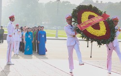 Đoàn đại biểu Chủ tịch Hội Phụ nữ cơ sở giỏi dâng hương, báo công với Bác
