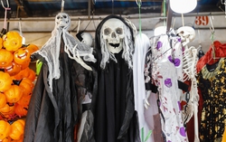 Ngập tràn đồ chơi "kinh dị" trên phố Hàng Mã trước thềm Halloween